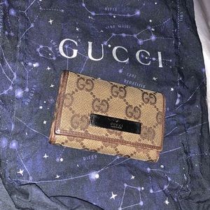 💫Gucci Monogram key holder (EUC)💫